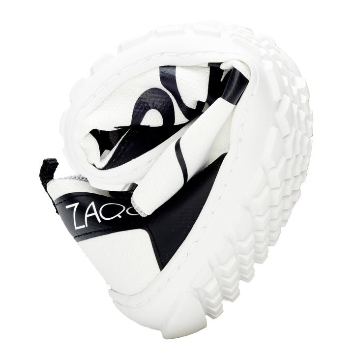 Komfort noszenia jest kluczowy w sneakersach SQIM White Black od ZAQQ. Posiadają one grubą, strukturalną podeszwę, która elastycznie prezentuje swoją giętkość. Górna część jest ozdobiona subtelnymi czarno-białymi elementami, które wszystkie wykonane są z przyjaznych dla środowiska włókien z recyklingu.