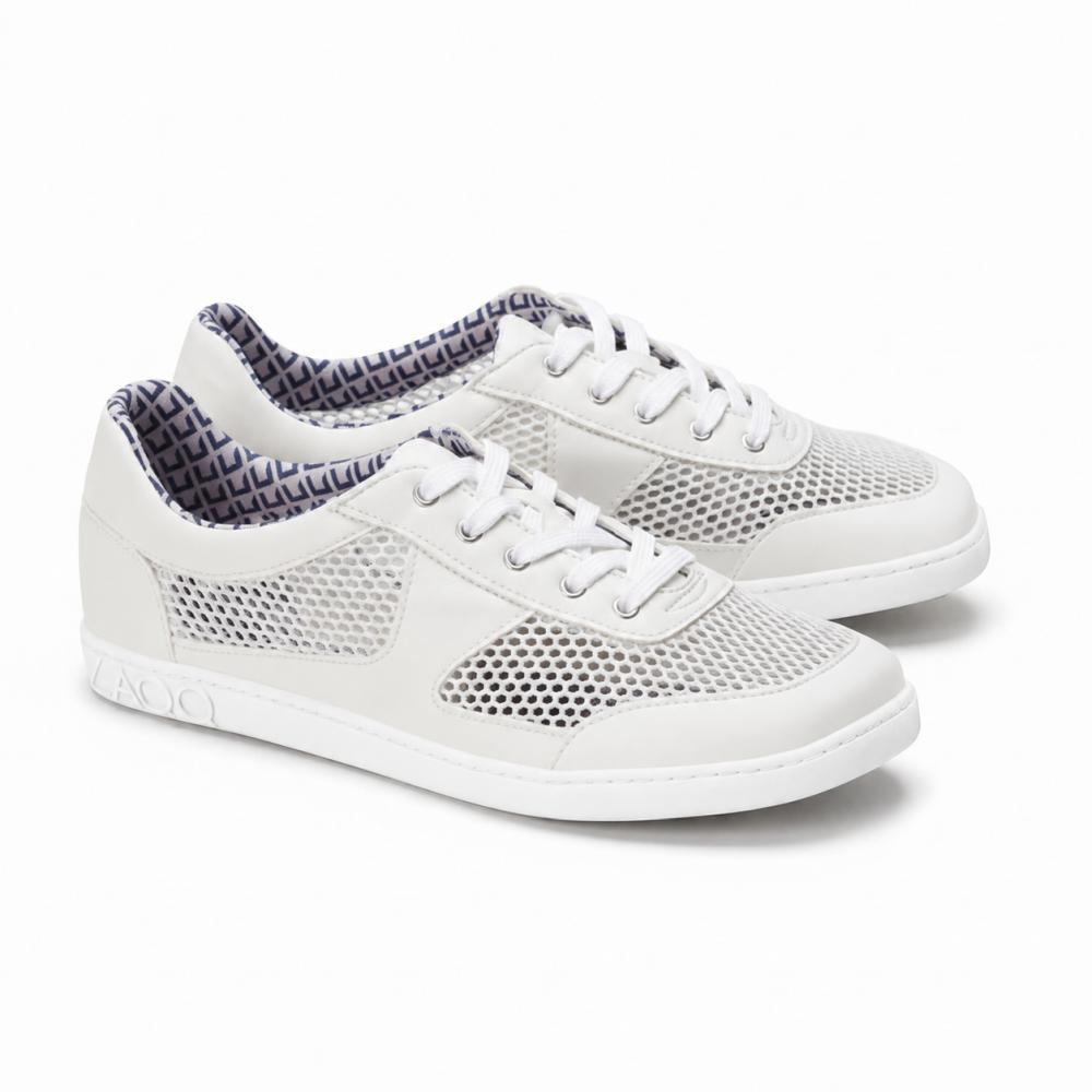 białe przewiewne letnie sneakersy dla kobiet jako buty barefoot z przyjemną szerokością dla szerszych stóp