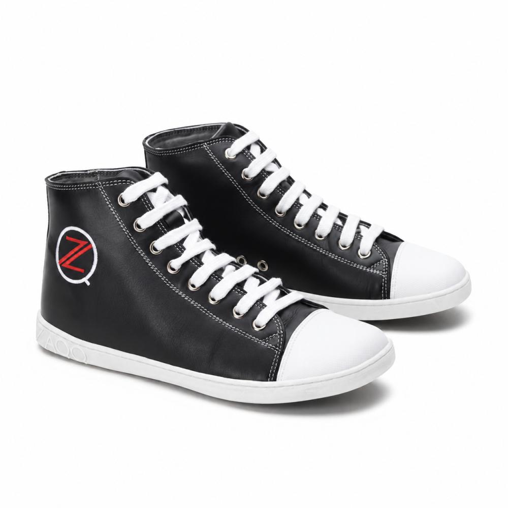 Para klasycznych czarnych wysokich sneakersów od ZAQQ CHUQQS ma białe sznurówki i noski, które prezentują wyraziste czerwono-białe logo Z. Podeszwy wykonane są z wytrzymałej gumy kauczukowej, co nadaje butom modny, lekko zużyty wygląd.