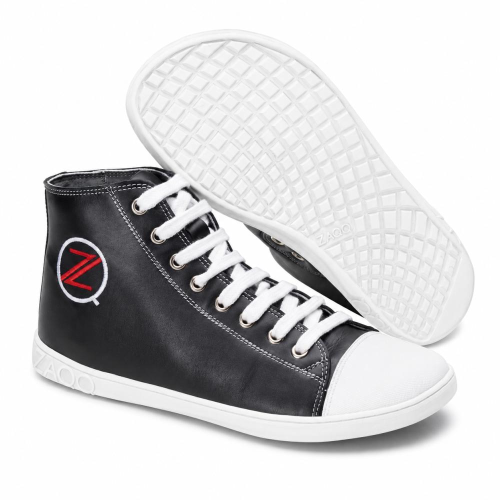 Czarne wysokie sneakersy CHUQQS od ZAQQ mają białe podeszwy i sznurówki, wzmocnione białym noskiem. Z boku widnieje logo z czerwonym Z w białym okręgu. Kauczukowa podeszwa ma wzór kratki dla lepszej przyczepności i trwałości.