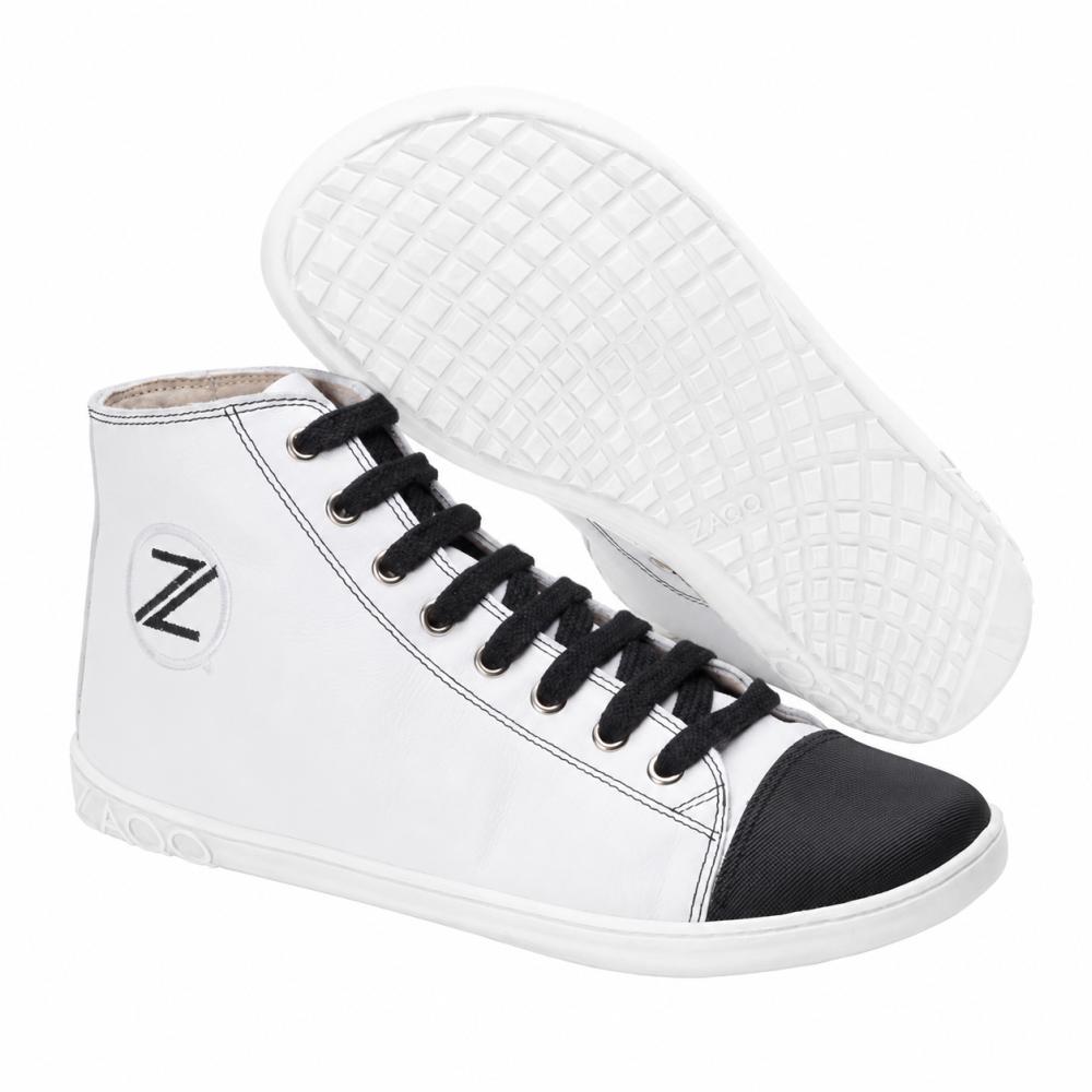 Prezentujemy CHUQQS White od ZAQQ, stylową parę wysokich sneakersów z białym wierzchem, czarną osłoną na palce i czarnymi sznurówkami. Te sneakersy mają strukturalną podeszwę z kratką i wyraźne logo Z marki na boku. Białe sneakersy łączą klasyczny styl z nowoczesnym komfortem.