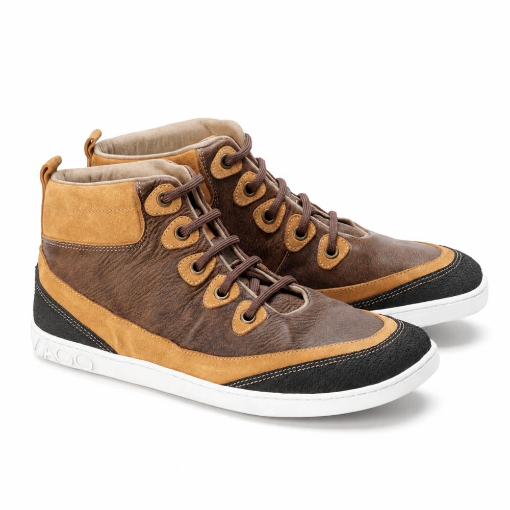 ZAQQ CINQO Brown High-Top-Sneaker wyróżniają się luksusową teksturą z nappa w kolorze brązowym i jasnobrązowym, uzupełnioną czarnymi akcentami na czubku i pięcie. Te modne buty mają białe podeszwy, brązowe sznurówki i praktyczną pętlę z tyłu dla wygodnego noszenia.