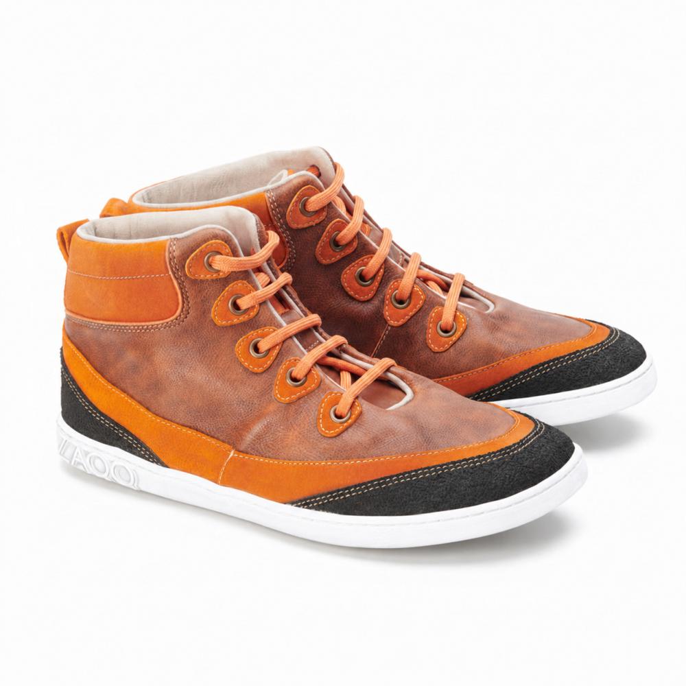 Te ZAQQ CINQO Orange High-Top-Sneakers zachwycają pomarańczową i brązową skórą z jaskrawo pomarańczowymi sznurówkami, uzupełnionymi o lśniące białe podeszwy. Dekoracyjne czarne naszywki akcentują czubki i pięty, czyniąc je stylowym must-have.