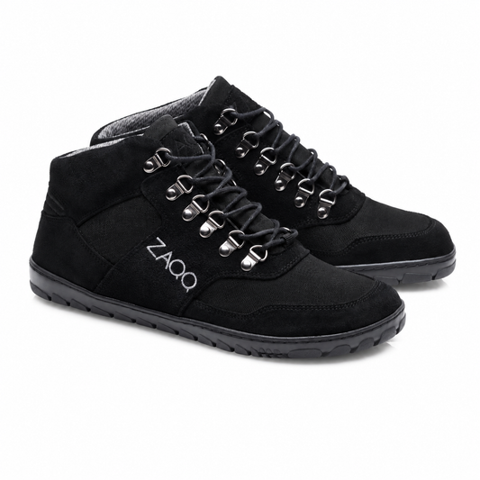 Die HIQE Mid Black Waterproof Wanderschuhe sind mit Metallösen und schwarzen Schnürsenkeln ausgestattet und tragen den Markennamen ZAQQ deutlich sichtbar an der Seite. Als vielseitige Outdoor-Schuhe bieten sie Komfort und Halt auf jedem Terrain.
