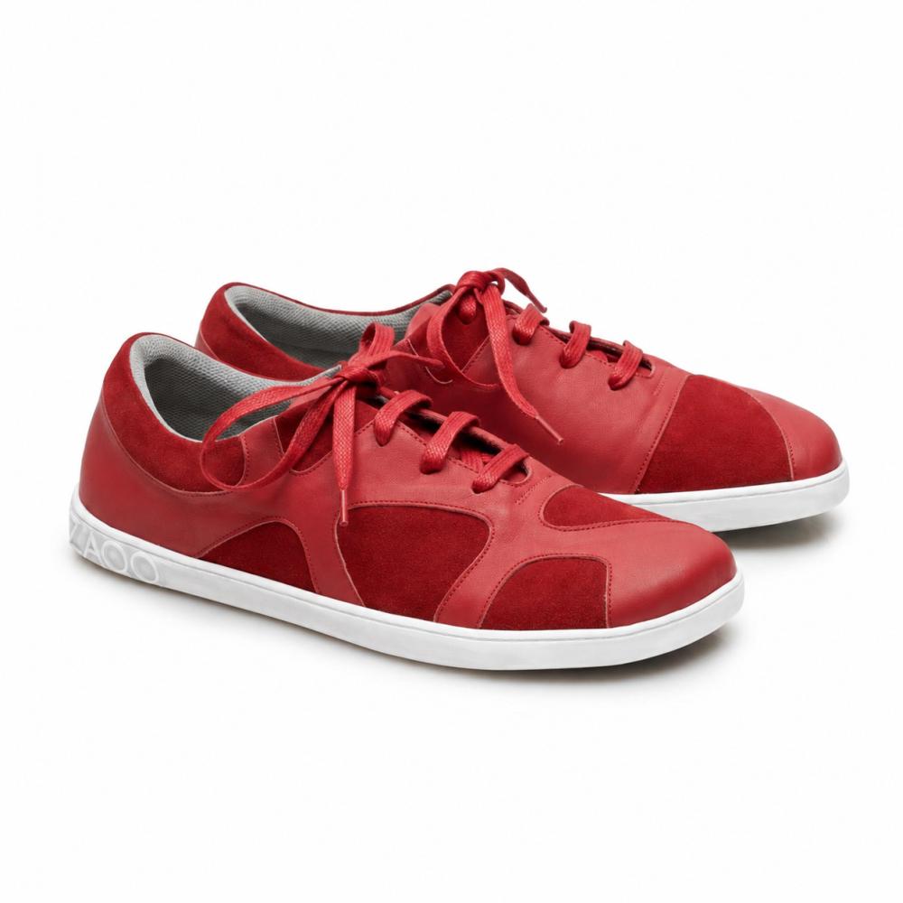 Sneakersy QAANAAQ Bordeaux od ZAQQ wykonane są z nappa i zamszu, posiadają białą gumową podeszwę Zero-Drop oraz pasujące czerwone sznurówki.