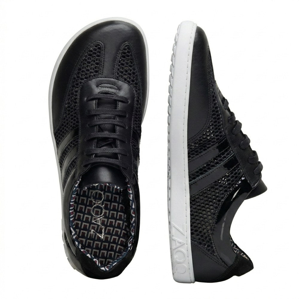 Wir präsentieren den QIMBERLY Black von ZAQQ: ein Paar Sportschuhe mit atmungsaktivem Mesh-Design und den ikonischen drei Streifen an den Seiten. Die Sohle hat ein strukturiertes Muster und das Innenfutter zeigt einen geometrischen Aufdruck. Ein Schuh wird von oben gezeigt, wodurch seine stilvolle Struktur hervorgehoben wird, während sein Barfuß-Sneaker-Gegenstück von der Seite betrachtet wird, um eine vollständige Präsentation zu ermöglichen.