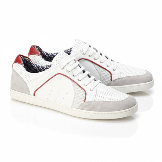 Die ZAQQ QLERQ White Sneaker sind eine schicke Kombination aus weißem perforiertem Leder und grauem Veloursleder an den Zehen und Fersen, akzentuiert durch rote Details auf der Rückseite. Sie verfügen über weiße Schnürsenkel und eine geometrisch gemusterte Innenseite für einen unverwechselbaren Touch, selbst mit ihren leicht abgenutzten Sohlen.