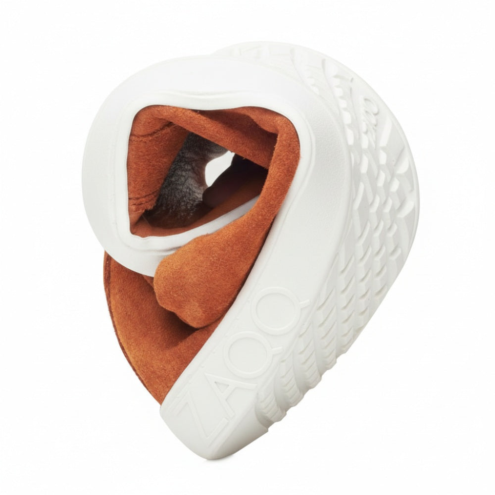 Der QORE Low Sierra von ZAQQ ist ein flexibler Sneaker, der in Herzform gedreht ist und seine Formbarkeit zur Schau stellt. Die Sohle in Grau- und Orangetönen ist wie bei Barfußschuhen gefertigt und weist ein ausgeprägtes Strukturmuster auf.