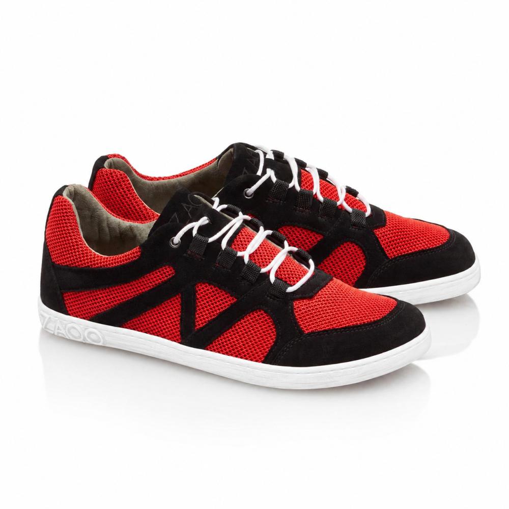 Para QUSQO Red-Sneaker od ZAQQ z połączeniem czerwonych wstawek z siateczki i czarnych akcentów zamszowych, uzupełnione białymi sznurówkami i białą podeszwą. Te buty do biegania mają unikalny falisty wzór szwów po bokach oraz elegancko umieszczoną nazwę marki na pięcie.