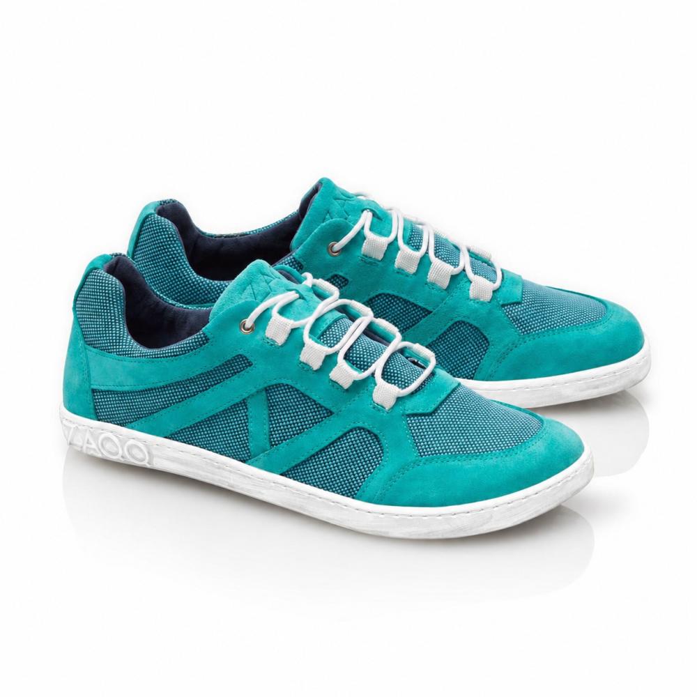 Przedstawiamy QUSQO Turquoise od ZAQQ: Te turkusowe sneakersy z białymi sznurówkami i szarymi podeszwami oferują teksturę przypominającą siatkę i zamsz. Dzięki nowoczesnemu designowi i graficznym wzorom po bokach na białym tle zapewniają „oddychające” doświadczenie i najwyższy komfort.