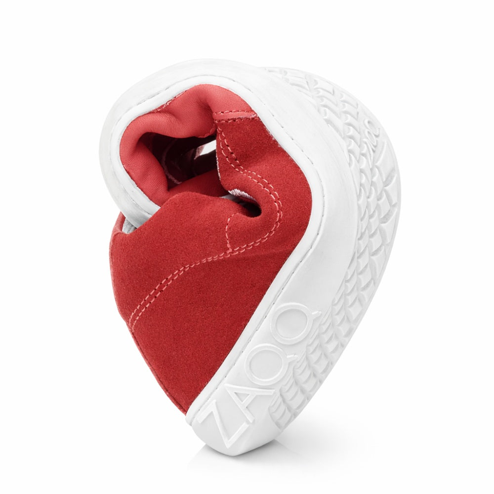 Ein kunstvoll gestalteter ZAQQ Queensburry Robin Sneaker in Herzform mit strukturierter Sohle und aus leuchtend rotem Leder gefertigt.