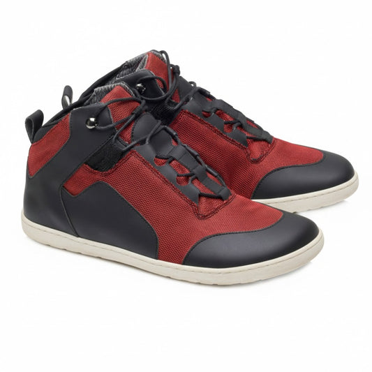 Wir präsentieren den RAQO Black Red von ZAQQ: Diese stylischen High-Top-Sneaker bestechen durch eine auffällige Kombination aus rotem Stoff und schwarzem Leder mit schwarzen Schnürsenkeln. Ergänzt wird das Design durch eine weiße Gummisohle, die an der Ferse mit dem Markenlogo verziert ist. Als vegane Sneaker ermöglichen sie dir, ein mutiges Fashion-Statement abzugeben und gleichzeitig deinen ethischen Werten treu zu bleiben.