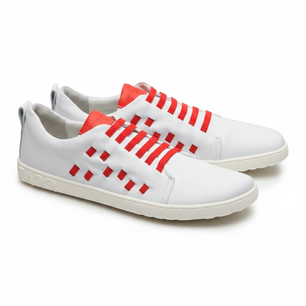 Entdecken Sie den STRAQ White von ZAQQ, ein Paar Barfuß-Sneaker in Weiß mit markanten roten gewebten Akzenten an den Seiten und einer kräftigen roten Zunge. Diese minimalistischen Schuhe verfügen über weiße Sohlen, dezentes Branding an der Ferse und sind aus luxuriösem Nappaleder gefertigt.