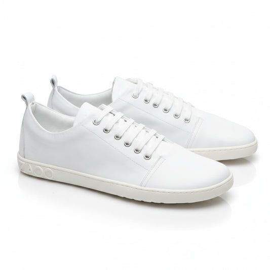 Der ZAQQ TAQQ Nappa White Sneaker ist ein weißer Low-Top mit Schnürung aus Nappaleder, im minimalistischen Design mit silbernen Metallic-Akzenten an der Seitensohle und einer flexiblen Kautschuksohle für hohen Tragekomfort.