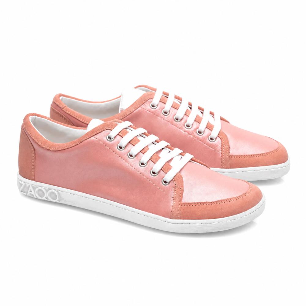 Sneakersy TIQQ Rosa od ZAQQ wykonane są z wysokiej jakości różowej skóry nappa, uzupełnione białymi sznurówkami i podeszwami. Te buty wyróżniają się prostym, swobodnym designem, z elegancko umieszczoną nazwą marki ZAQQ na tylnej części podeszwy. Prezentowane są na śnieżnobiałym tle.